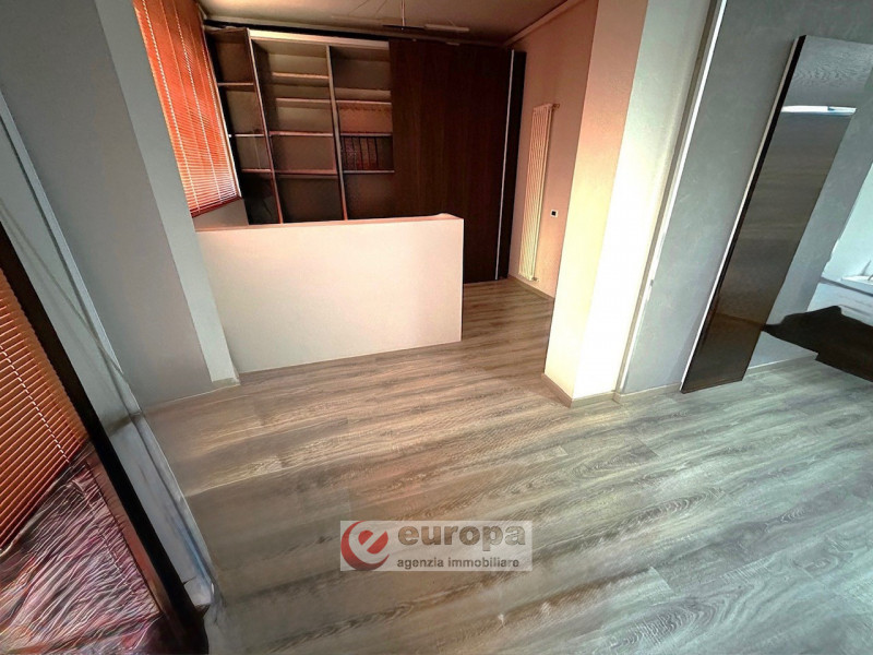 DUEVILLE: In zona artigianale (Via Asolo) proponiamo in vendita capannone affiancato composto da ...