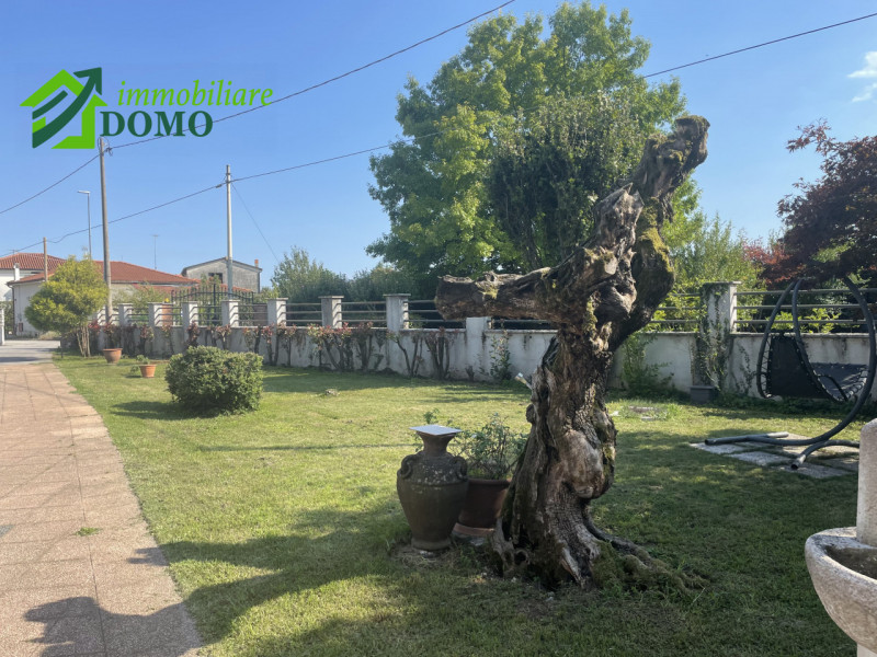 Schio – Zona Piscine

Elegante villa con giardino privato e ampi spazi esterni in tranquillo cont...