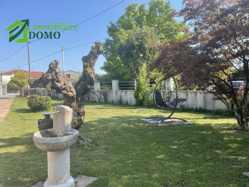 Schio – Zona Piscine

Elegante villa con giardino privato e ampi spazi esterni in tranquillo cont...