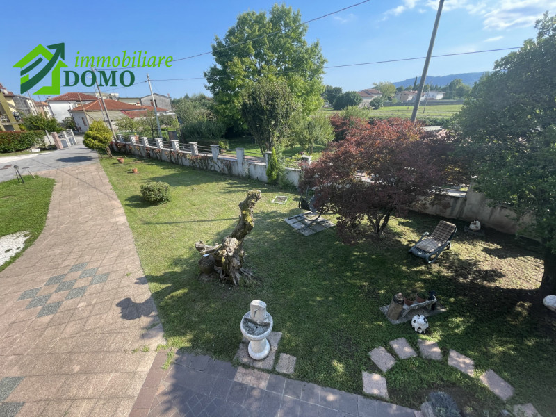 Schio – Zona Piscine

Elegante villa con giardino privato e ampi spazi esterni in tranquillo cont...