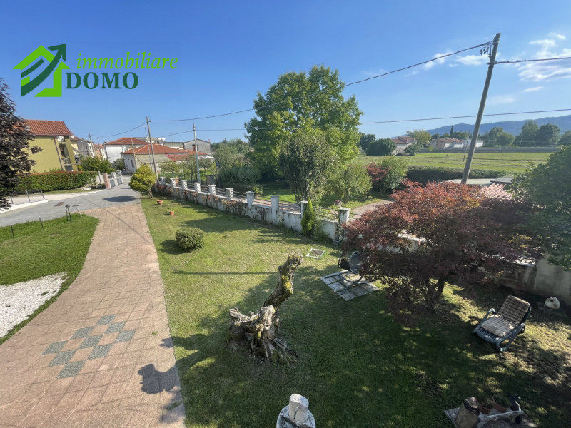 Schio – Zona Piscine

Elegante villa con giardino privato e ampi spazi esterni in tranquillo cont...