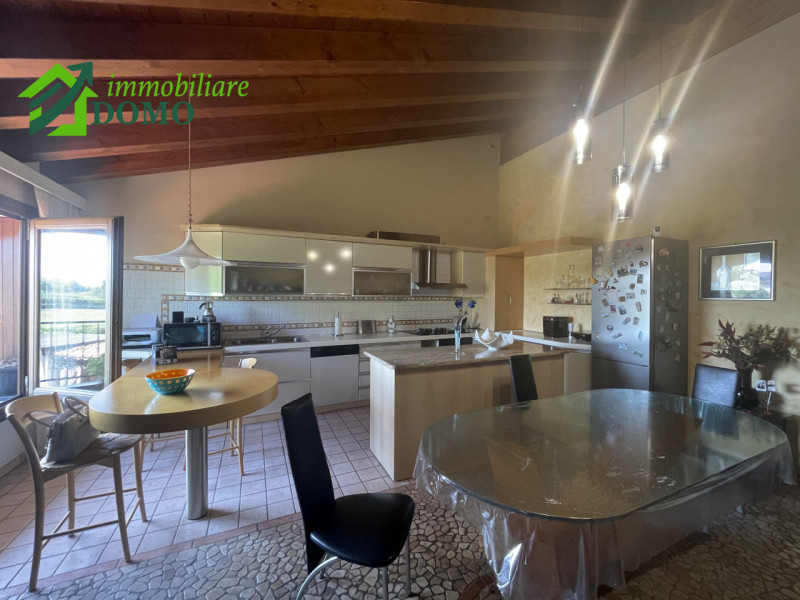 Schio – Zona Piscine

Elegante villa con giardino privato e ampi spazi esterni in tranquillo cont...