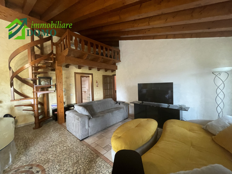 Schio – Zona Piscine

Elegante villa con giardino privato e ampi spazi esterni in tranquillo cont...