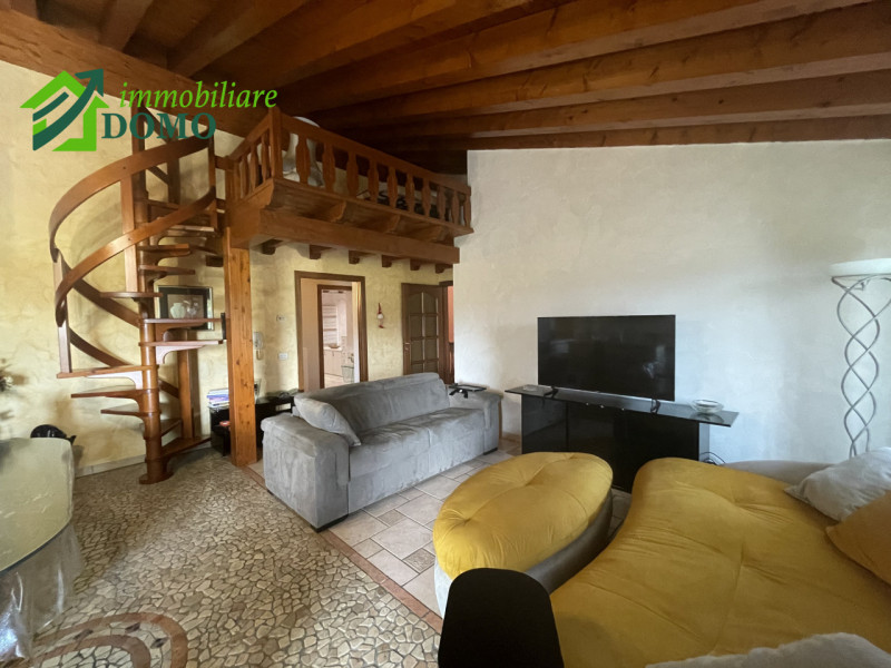 Schio – Zona Piscine

Elegante villa con giardino privato e ampi spazi esterni in tranquillo cont...