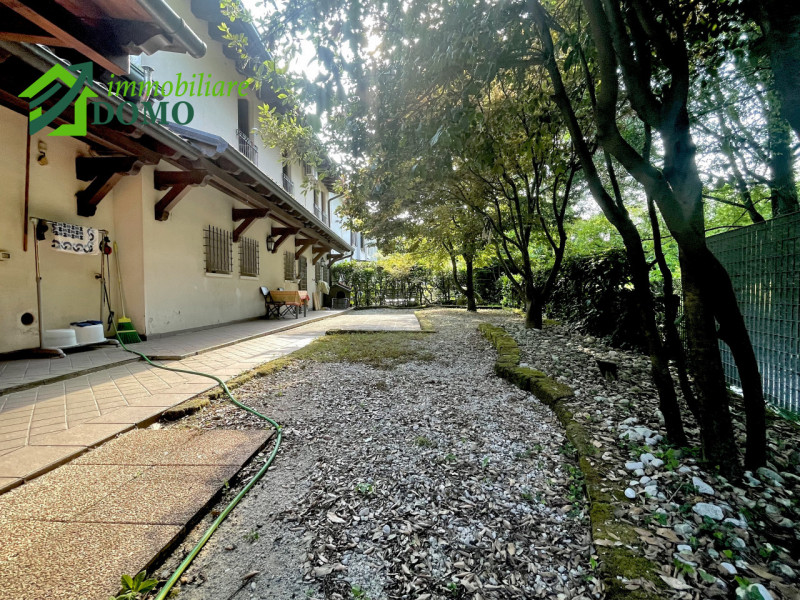 Schio – Zona Piscine

Elegante villa con giardino privato e ampi spazi esterni in tranquillo cont...