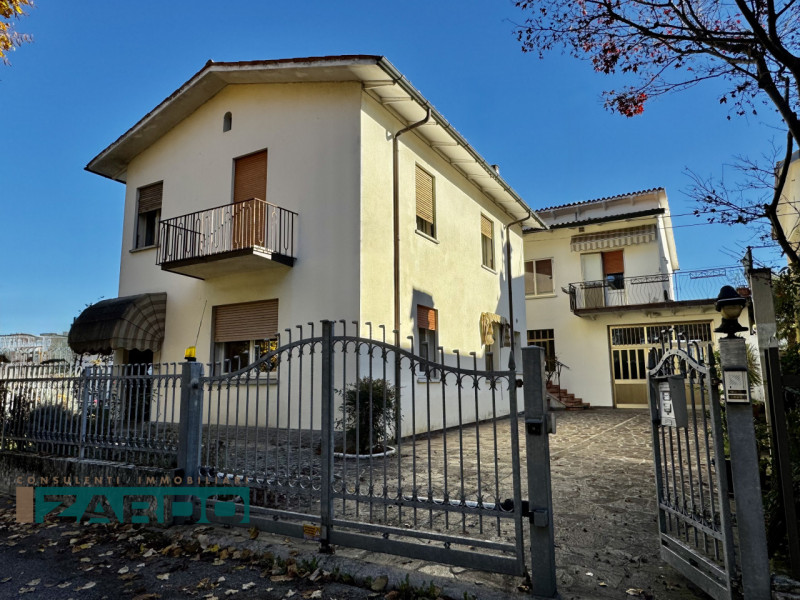 Compendio Immobiliare di 2 Case Singole | Riese Pio X