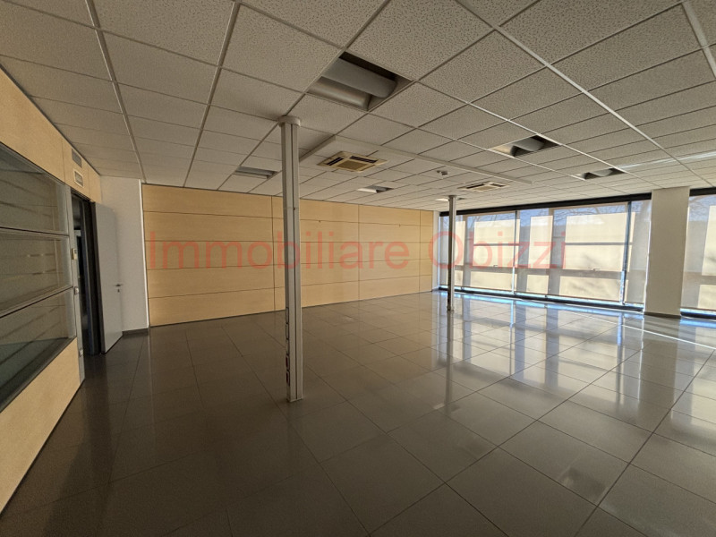 PADOVA-Corso Stati Uniti-Proponiamo in locazione un ufficio di 480 mq in zona industriale, dispos...
