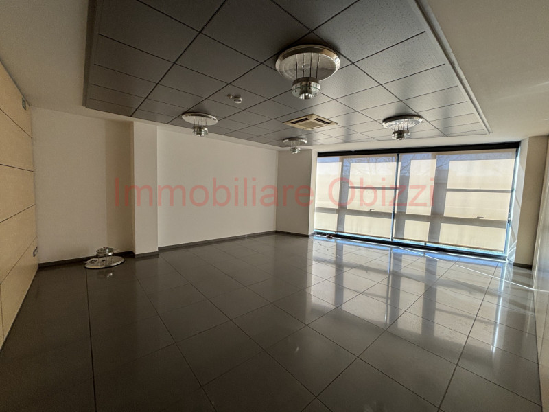 PADOVA-Corso Stati Uniti-Proponiamo in locazione un ufficio di 480 mq in zona industriale, dispos...
