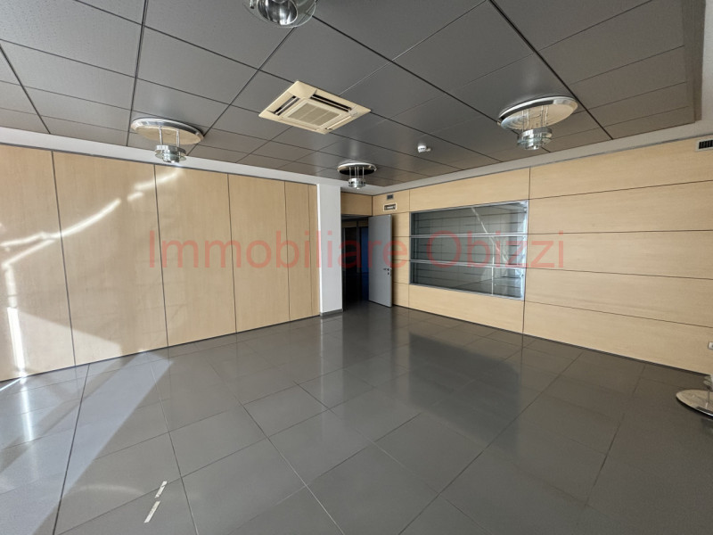 PADOVA-Corso Stati Uniti-Proponiamo in locazione un ufficio di 480 mq in zona industriale, dispos...