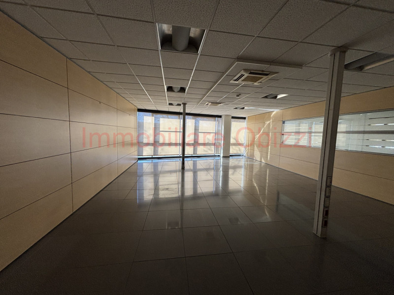 PADOVA-Corso Stati Uniti-Proponiamo in locazione un ufficio di 480 mq in zona industriale, dispos...