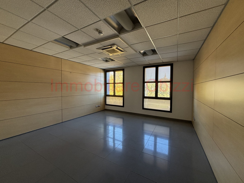 PADOVA-Corso Stati Uniti-Proponiamo in locazione un ufficio di 480 mq in zona industriale, dispos...