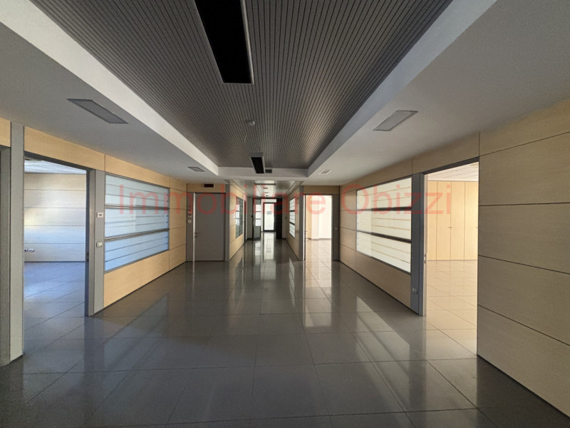 PADOVA-Corso Stati Uniti-Proponiamo in locazione un ufficio di 480 mq in zona industriale, dispos...