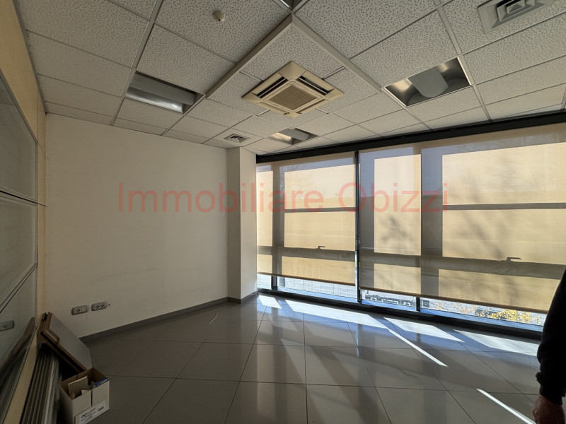 PADOVA-Corso Stati Uniti-Proponiamo in locazione un ufficio di 480 mq in zona industriale, dispos...