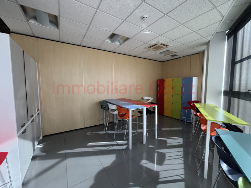 PADOVA-Corso Stati Uniti-Proponiamo in locazione un ufficio di 480 mq in zona industriale, dispos...