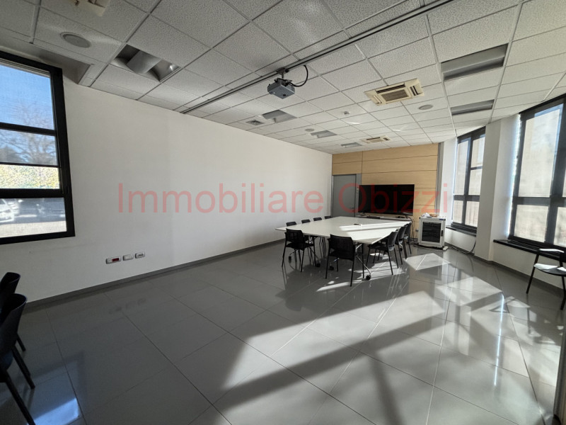 PADOVA-Corso Stati Uniti-Proponiamo in locazione un ufficio di 480 mq in zona industriale, dispos...