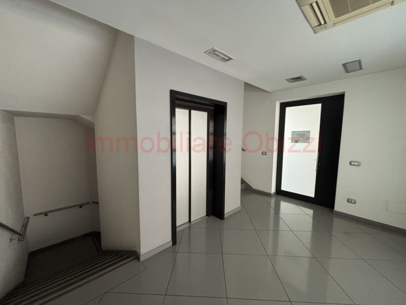 PADOVA-Corso Stati Uniti-Proponiamo in locazione un ufficio di 480 mq in zona industriale, dispos...