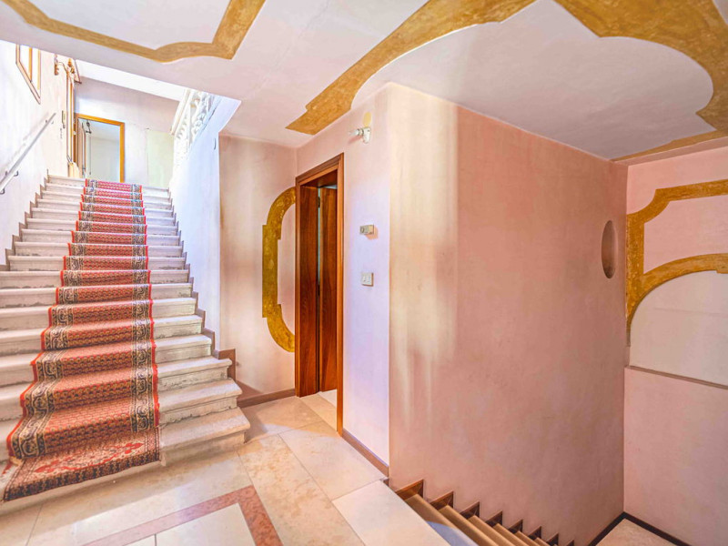 (Per INFO Fabrizio 333 7743912) Proponiamo un ampio palazzetto storico ristrutturato, in pieno ce...