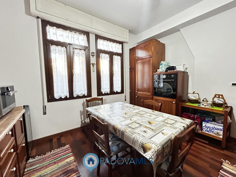 Immobile in esclusiva al Gruppo Padova MLS
Scopri questa affascinante bifamiliare situata nel cuo...