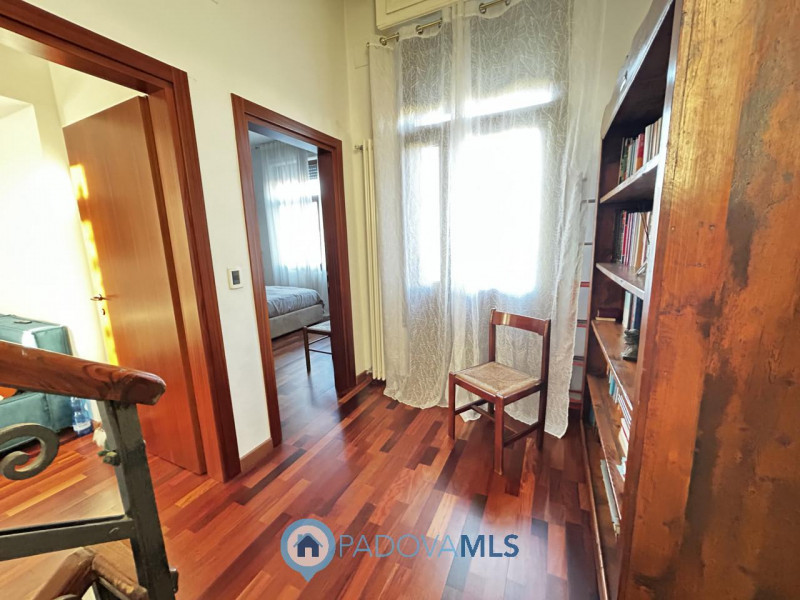 Immobile in esclusiva al Gruppo Padova MLS
Scopri questa affascinante bifamiliare situata nel cuo...