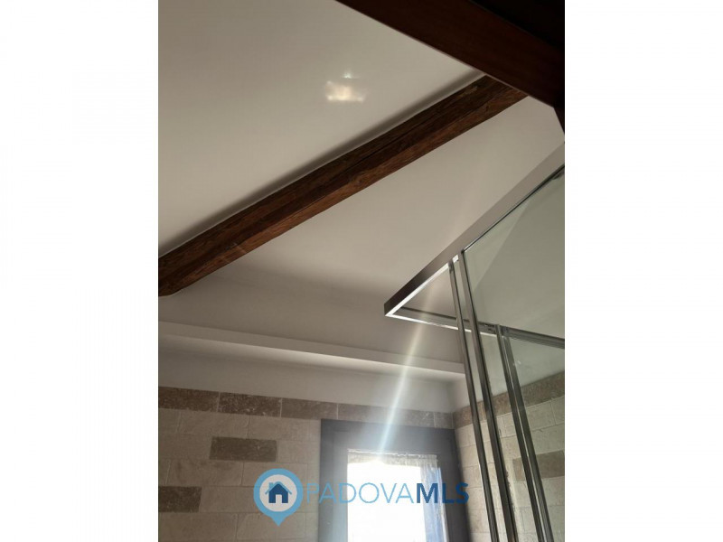 Immobile in esclusiva al Gruppo Padova MLS
Scopri questa affascinante bifamiliare situata nel cuo...