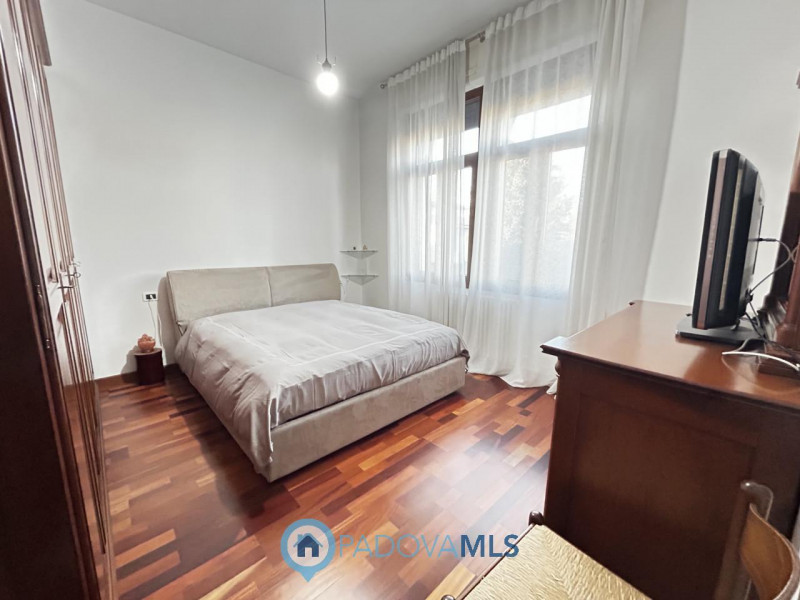 Immobile in esclusiva al Gruppo Padova MLS
Scopri questa affascinante bifamiliare situata nel cuo...