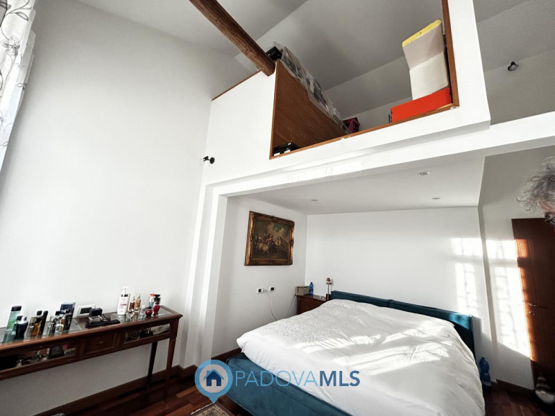 Immobile in esclusiva al Gruppo Padova MLS
Scopri questa affascinante bifamiliare situata nel cuo...