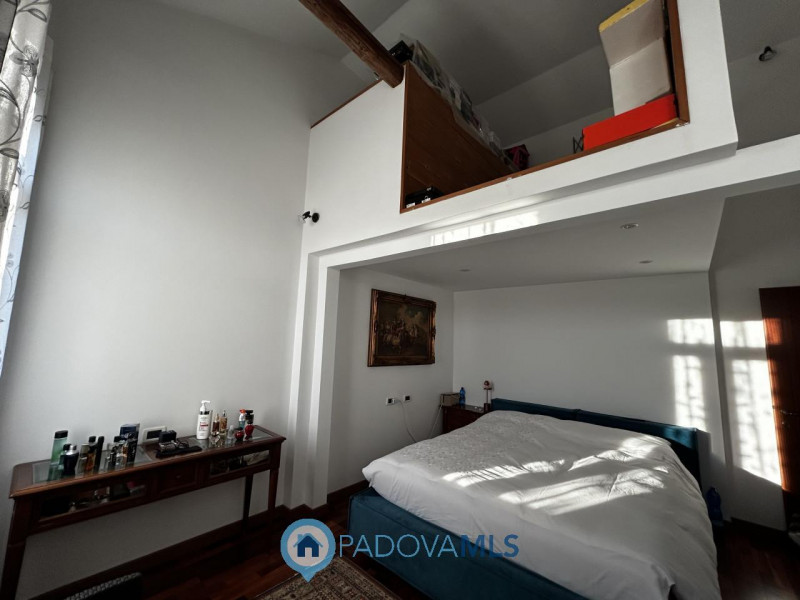 Immobile in esclusiva al Gruppo Padova MLS
Scopri questa affascinante bifamiliare situata nel cuo...