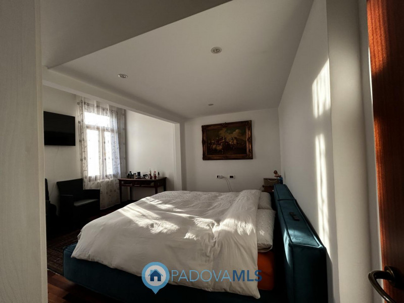 Immobile in esclusiva al Gruppo Padova MLS
Scopri questa affascinante bifamiliare situata nel cuo...