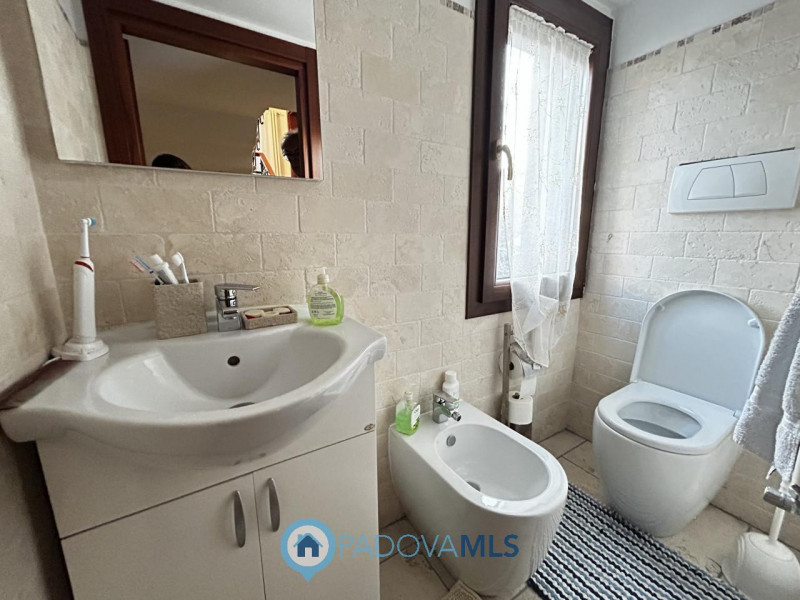 Immobile in esclusiva al Gruppo Padova MLS
Scopri questa affascinante bifamiliare situata nel cuo...