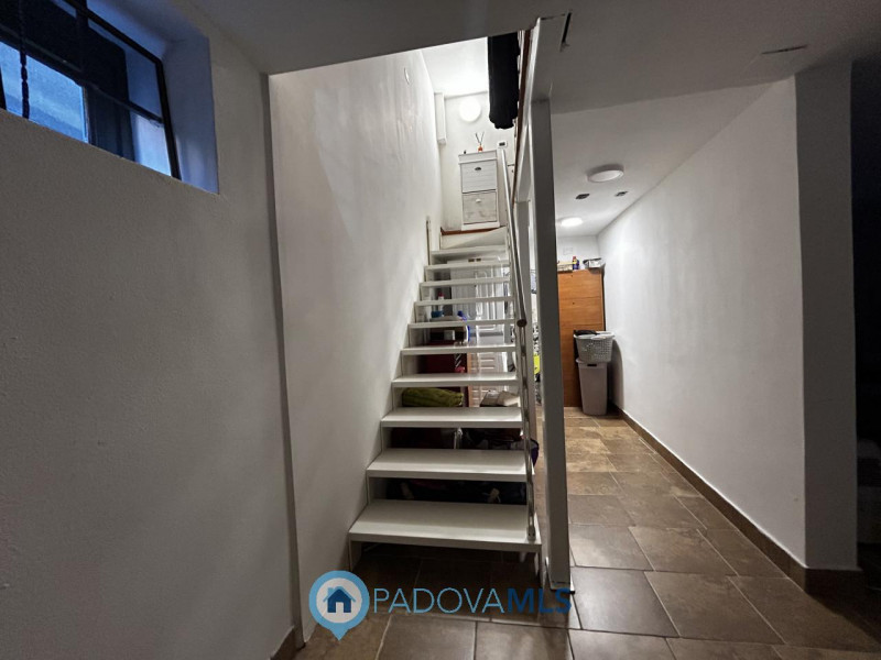 Immobile in esclusiva al Gruppo Padova MLS
Scopri questa affascinante bifamiliare situata nel cuo...