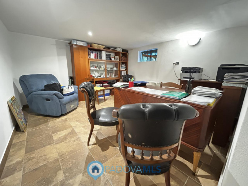 Immobile in esclusiva al Gruppo Padova MLS
Scopri questa affascinante bifamiliare situata nel cuo...