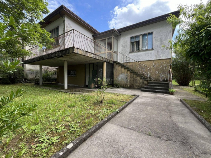 Proponiamo in vendita, nel cuore di Abano Terme e a pochi passi dalla stazione ferroviaria, una r...