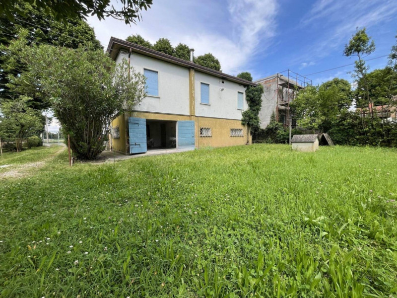 Proponiamo in vendita, nel cuore di Abano Terme e a pochi passi dalla stazione ferroviaria, una r...