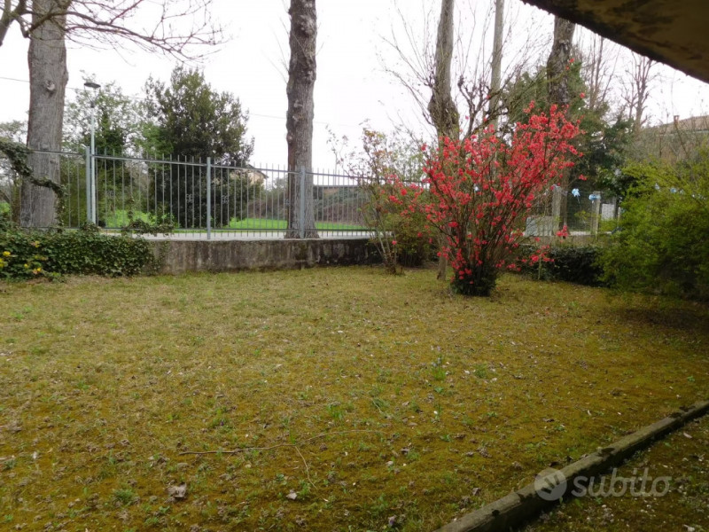 Proponiamo in vendita, nel cuore di Abano Terme e a pochi passi dalla stazione ferroviaria, una r...