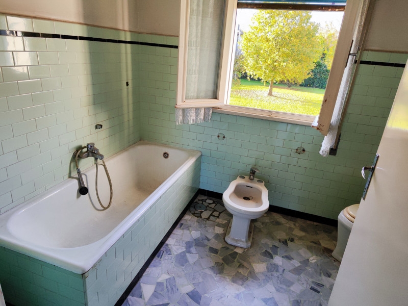 Proponiamo in vendita, nel cuore di Abano Terme e a pochi passi dalla stazione ferroviaria, una r...