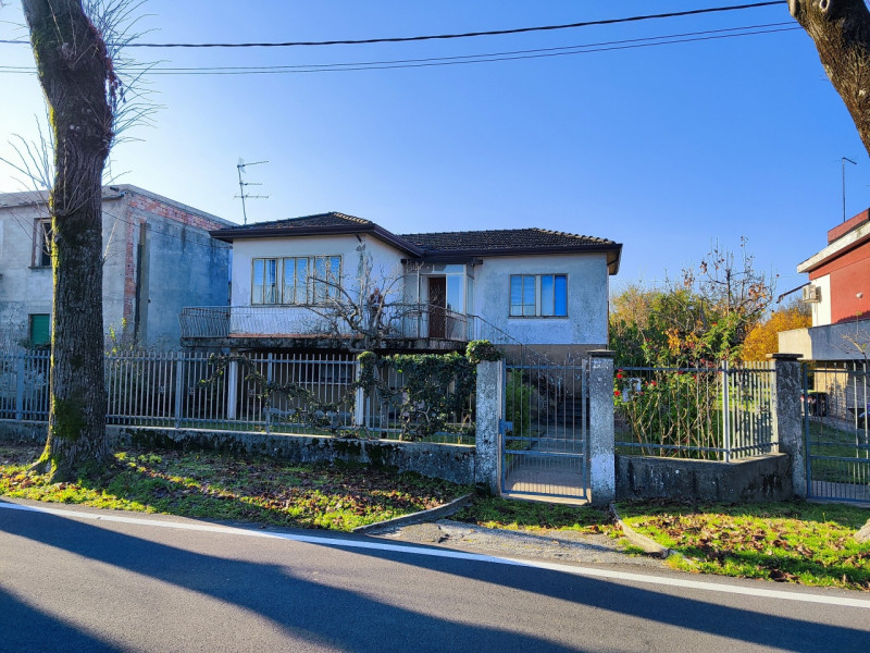Proponiamo in vendita, nel cuore di Abano Terme e a pochi passi dalla stazione ferroviaria, una r...