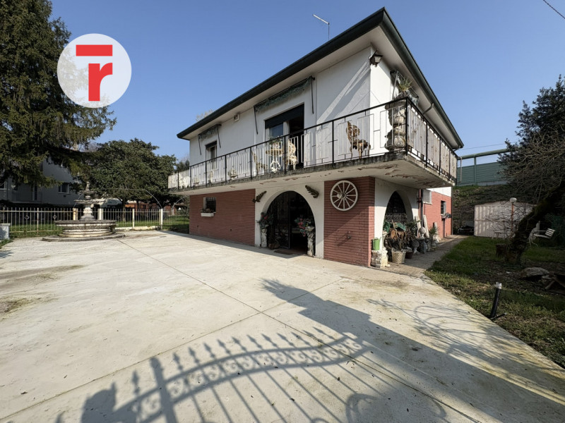 Casa singola situata in zona Stanga / Pio X, in posizione comoda al centro città, alla nuova line...