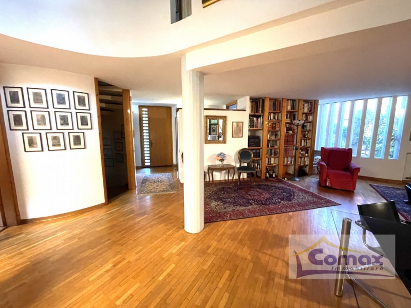 Abano Terme, Monterosso, proponiamo in vendita una bellissima villa singola disposta su 3 livelli...