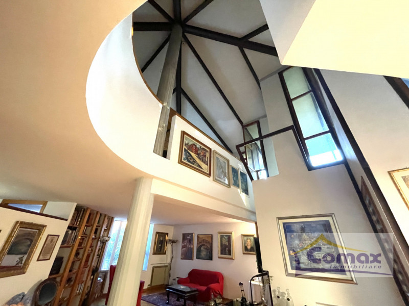 Abano Terme, Monterosso, proponiamo in vendita una bellissima villa singola disposta su 3 livelli...