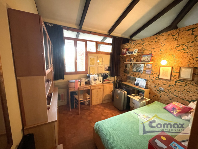 Abano Terme, Monterosso, proponiamo in vendita una bellissima villa singola disposta su 3 livelli...