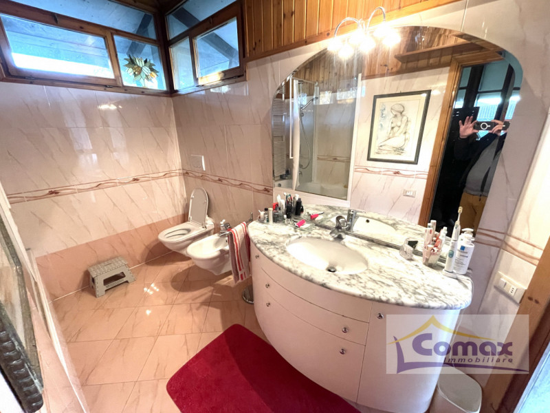 Abano Terme, Monterosso, proponiamo in vendita una bellissima villa singola disposta su 3 livelli...