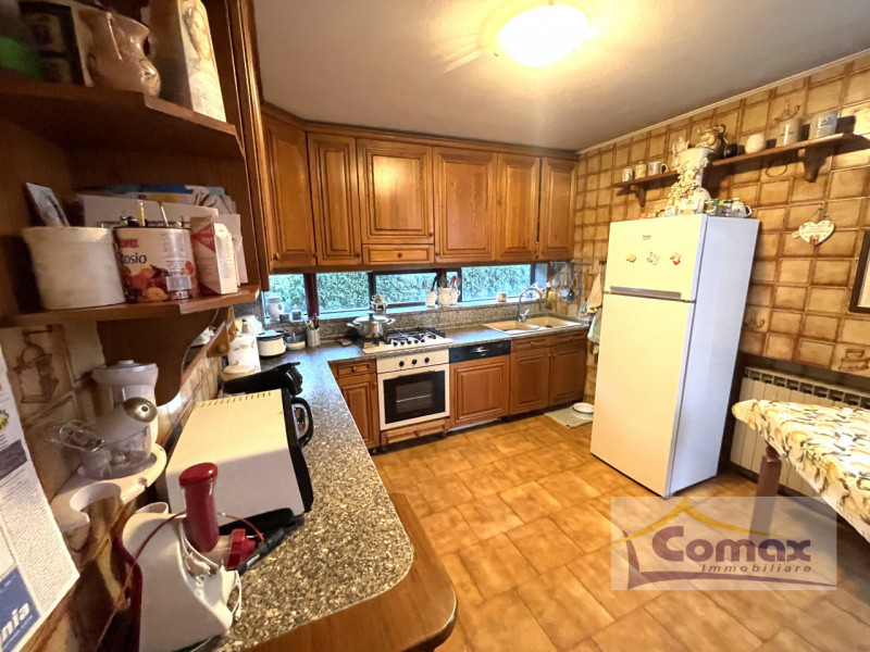 Abano Terme, Monterosso, proponiamo in vendita una bellissima villa singola disposta su 3 livelli...