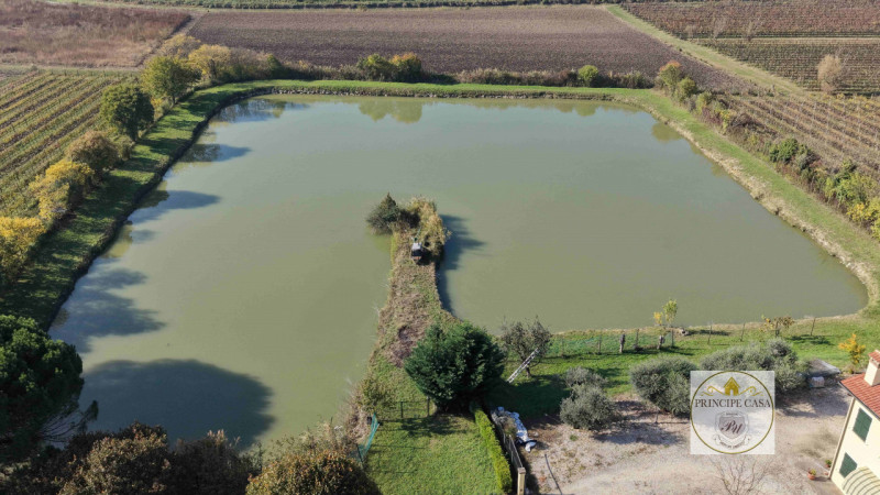 Rif. ATT3 - Proponiamo in vendita, in posizione di alto passaggio, una trattoria attiva di ben 31...