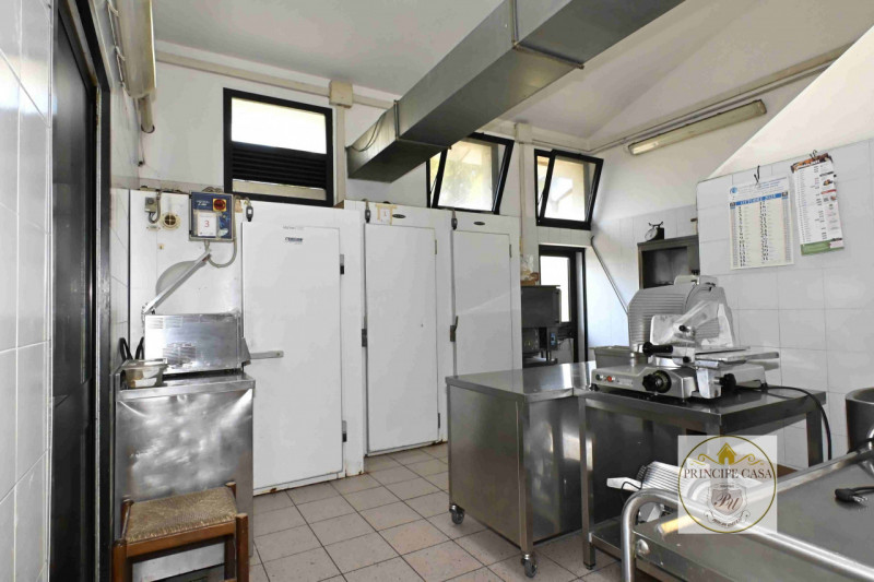 Rif. ATT3 - Proponiamo in vendita, in posizione di alto passaggio, una trattoria attiva di ben 31...