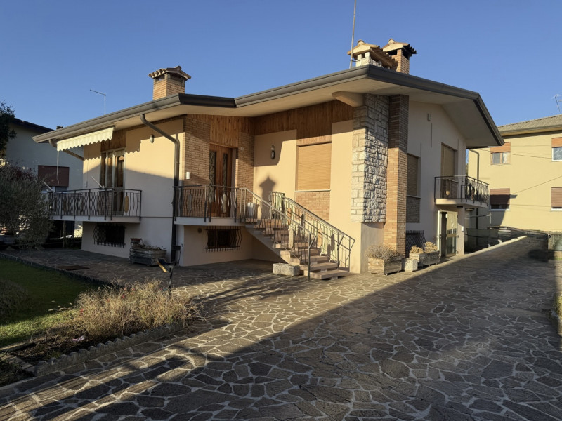 (Per INFO Fabrizio 333 7743912) - Proponiamo in vendita, a circa 1 km dal centro di Montebelluna,...
