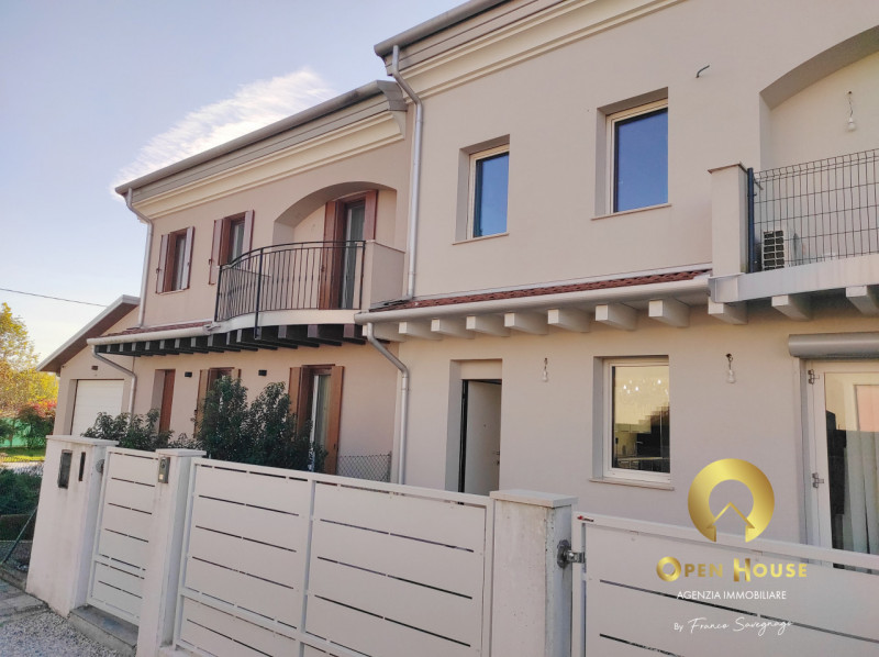 OPEN HOUSE by Franco Savegnago propone in vendita Schiera centrale in complesso residenziale di s...