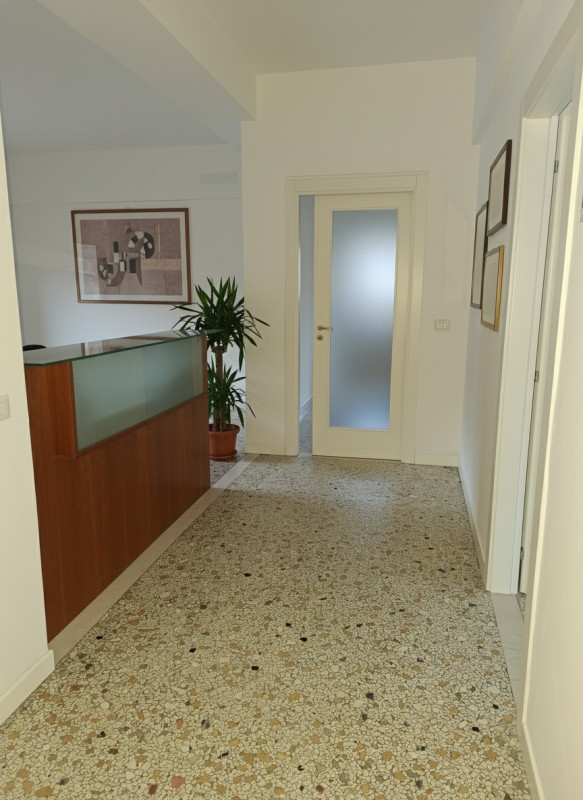 Nel cuore di Bassano del Grappa, proponiamo in affitto un elegante e spazioso ufficio di circa 14...