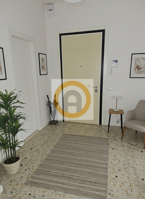 Nel cuore di Bassano del Grappa, proponiamo in affitto un elegante e spazioso ufficio di circa 14...