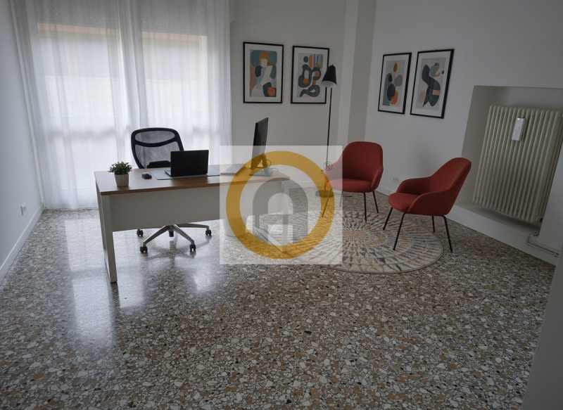 Nel cuore di Bassano del Grappa, proponiamo in affitto un elegante e spazioso ufficio di circa 14...