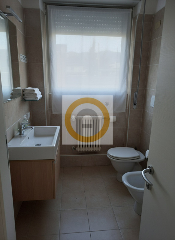 Nel cuore di Bassano del Grappa, proponiamo in affitto un elegante e spazioso ufficio di circa 14...